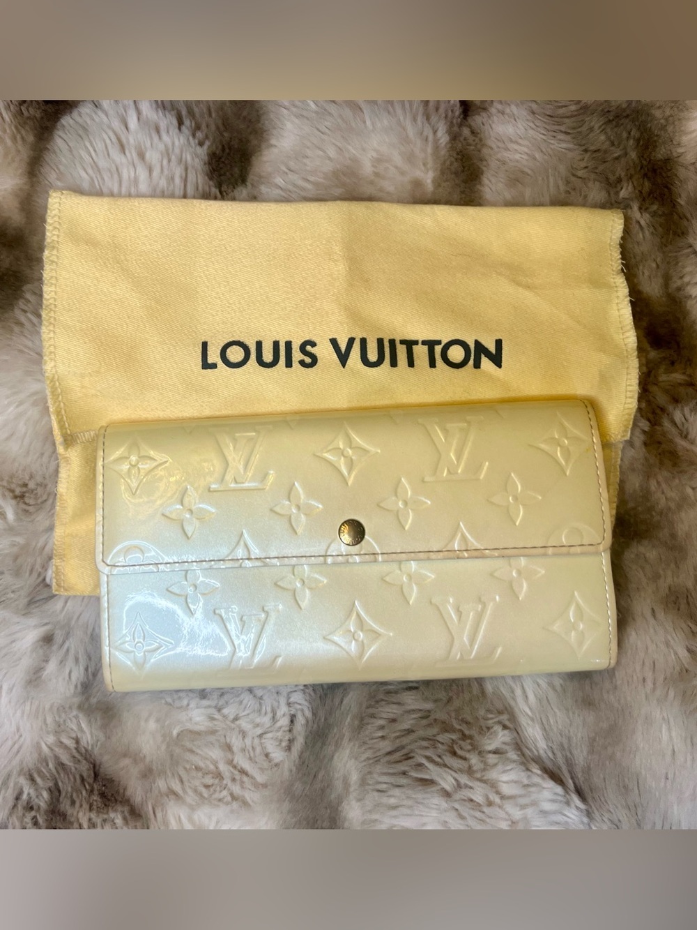 EUC Louis Vuitton Sarah Wallet in Monogram in Cream Vernis leather (Retail $840)
